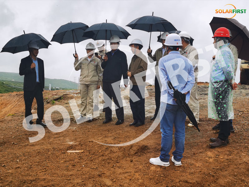 pemimpin perusahaan sinohydro dan china datang mengunjungi dan memeriksa taman surya 60MW di prefektur dali, yunnan.
